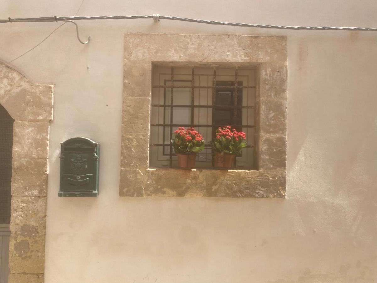 La Naca Piede A Terra Apartment Noto Luaran gambar